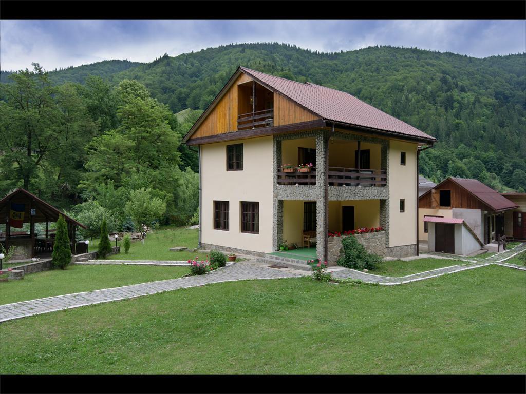 Pensiunea Bobu Izvoru Muntelui Exterior foto