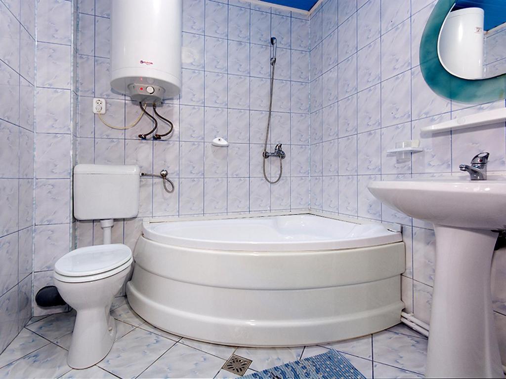 Pensiunea Bobu Izvoru Muntelui Exterior foto