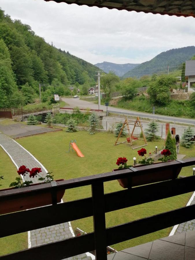 Pensiunea Bobu Izvoru Muntelui Exterior foto
